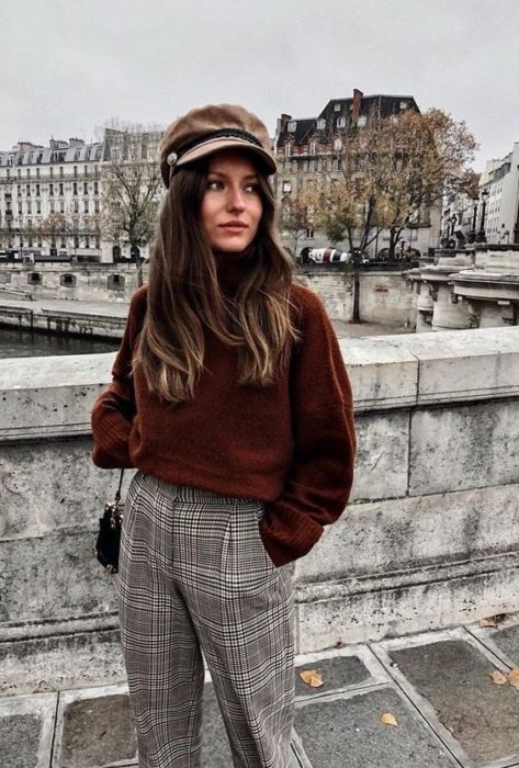 Chica con outfit francés a cuadros y boina a juego