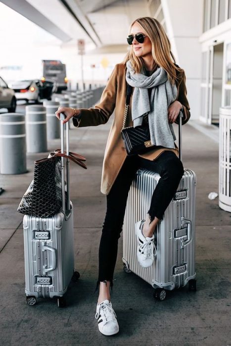 Chica con gabardina hasta los tobillos en color camel