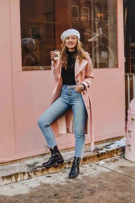 Chica con pantalón de tiro alto y gabardina rosa pastel