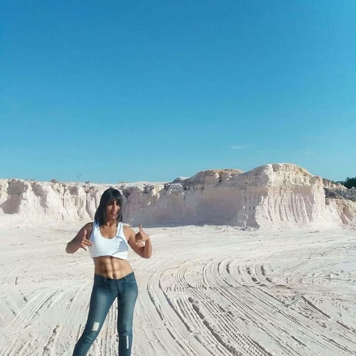 Chica mostrando sus abdominales modificadas con Photoshop