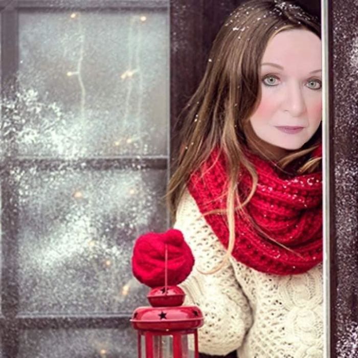 Mujer con Photoshop en una foto que parece un montaje