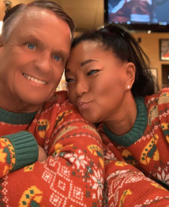 Pareja de novios usando un filtro de Instagram que les da ojos de color azul