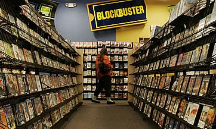 Chica dentro de Blockbuster viendo películas