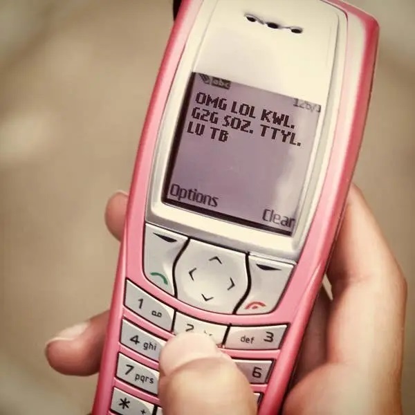 Chica escribiendo un mensaje de texto con teclado T9