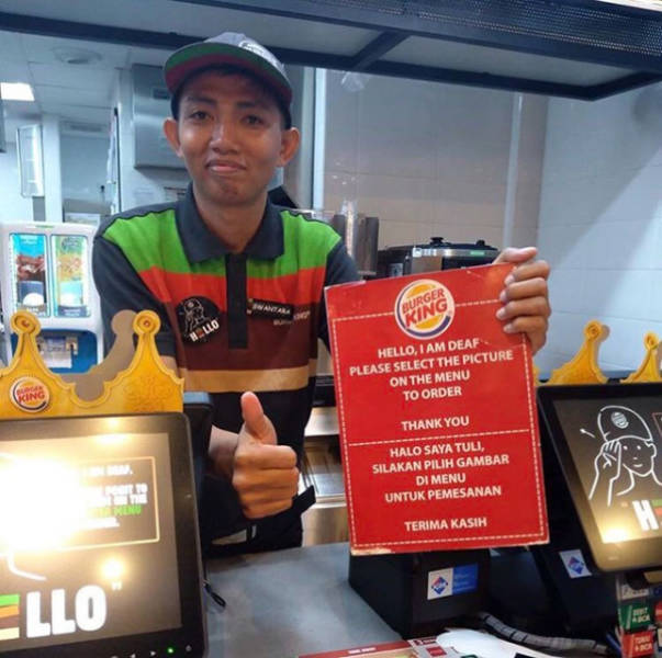 Trabajador de Burguer King con letrero de que es sordo