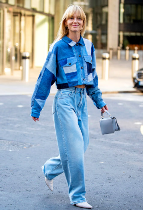 Mujer rubia con pantalones oversized y chamarra de mezclilla
