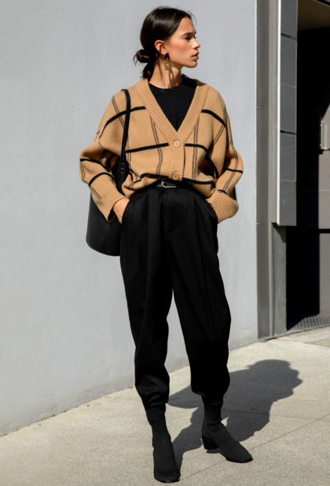 Mujer con chongo bajo y prendas holgadas en colores contrastantes
