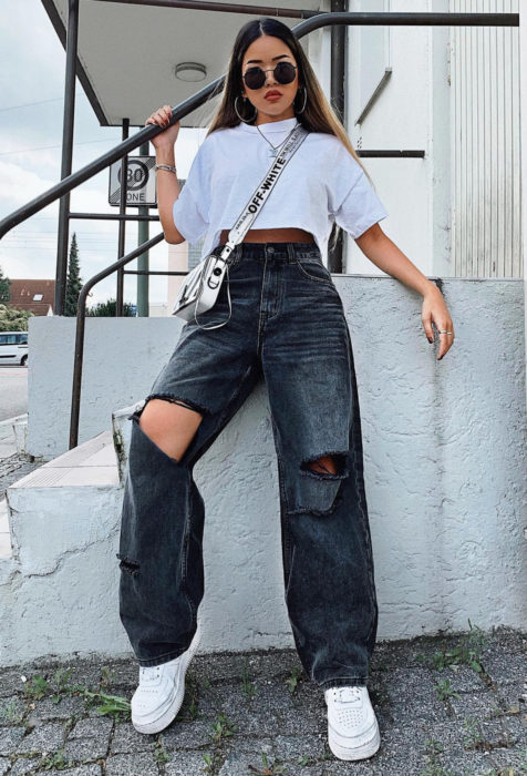 Chica de cabello lacio con crop top y pantalones oversized