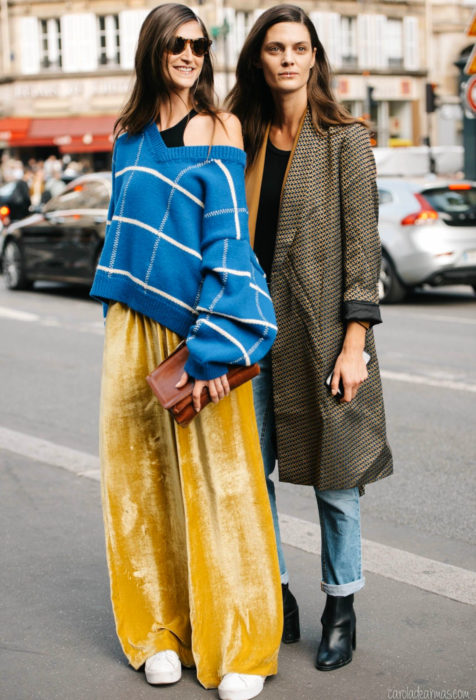 Amigas luciendo suéter oversized y pantalón de gamuza