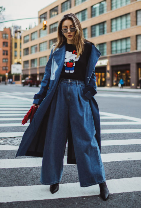 Mujer con gabardina de mezclilla y camiseta de Hello Kitty