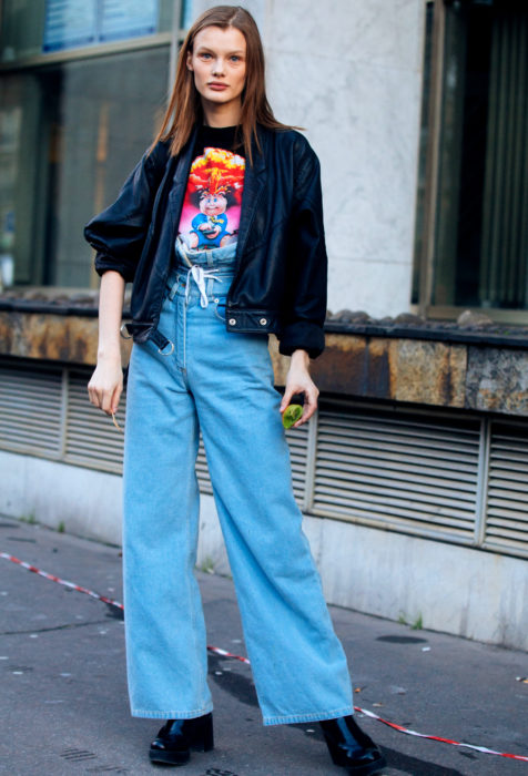 Mujer con chamarra de cuero y pantalones de mezclilla oversized