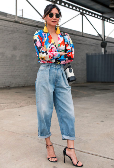 Mujer luciendo sandalias de tacón y pantalones oversized