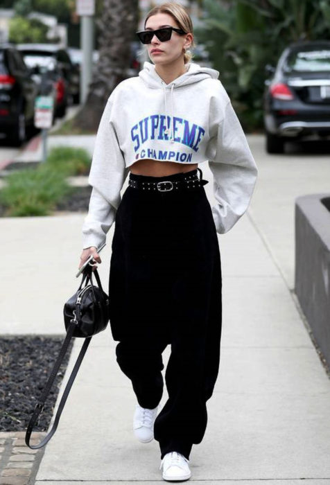 Hailey Bieber con atuendo cómodo en la calle
