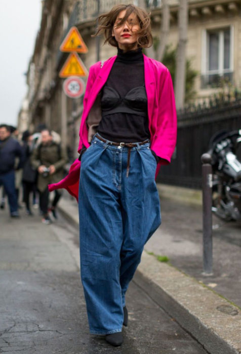 Mujer con look llamativo y pantalones oversized