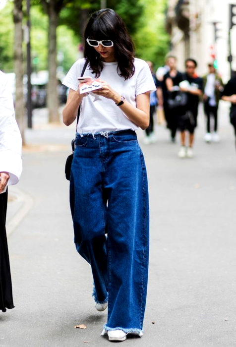 Mujer luciendo blusa básica y pantalones holgados