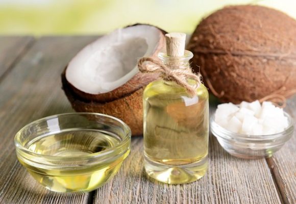 Frasco con aceite de coco para cabello