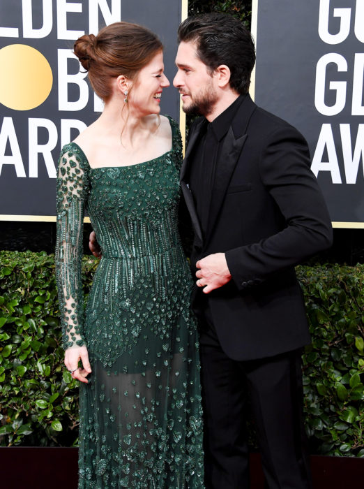 Kit Harington y Rose Leslie mirándose fijamente en la alfombra roja de los Globos de Oro 2020