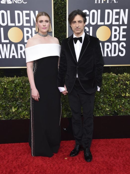 Greta Gerwig y Noah Baumbach tomados de las manos durante los Globos de Oro 2020