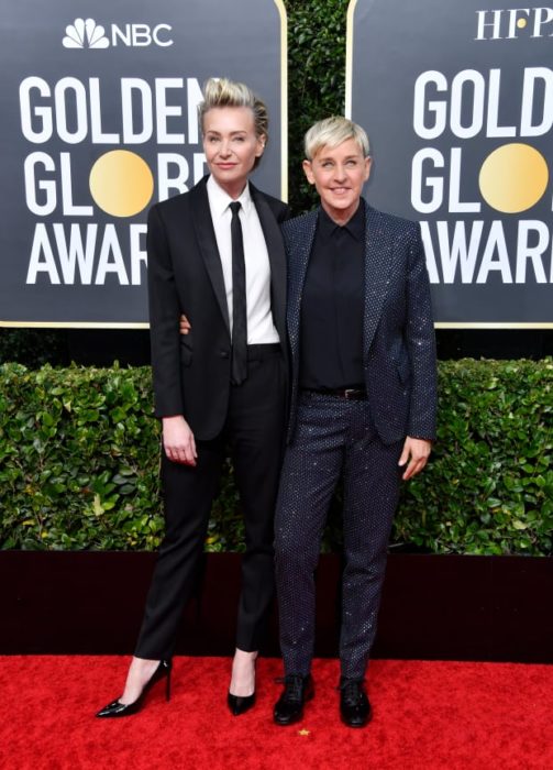 Ellen DeGeneres y Portia de Rossi abrazadas en la alfombra roja de los Globos de Oro 2020