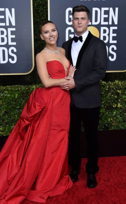 Scarlett Johansson y Colin Jost abrazados en los Globos de Oro 2020