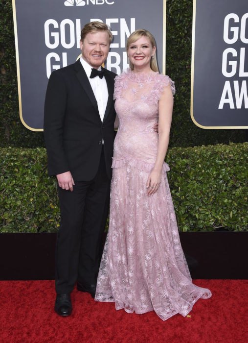 Kirsten Dunst y Jesse Plemons abrazados durante la alfombra roja de los Globos de Oro 2020