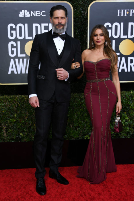 Sofía Vergara y Joe Manganiello tomados de las manos durante los Globos de Oro 2020