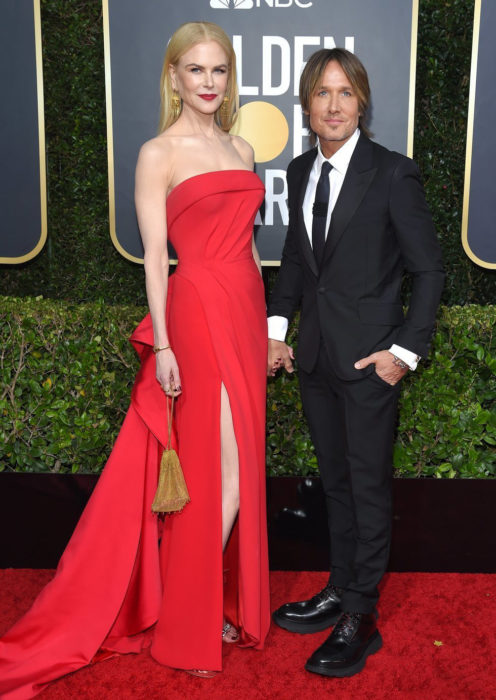 Nicole Kidman y Keith Urban tomados de las manos durante la alfombra roja de los premios Globos de Oro 2020