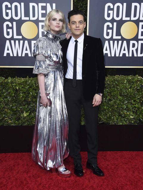 Lucy Boynton y Rami Malek abrazados durante los Globos de Oro 2020