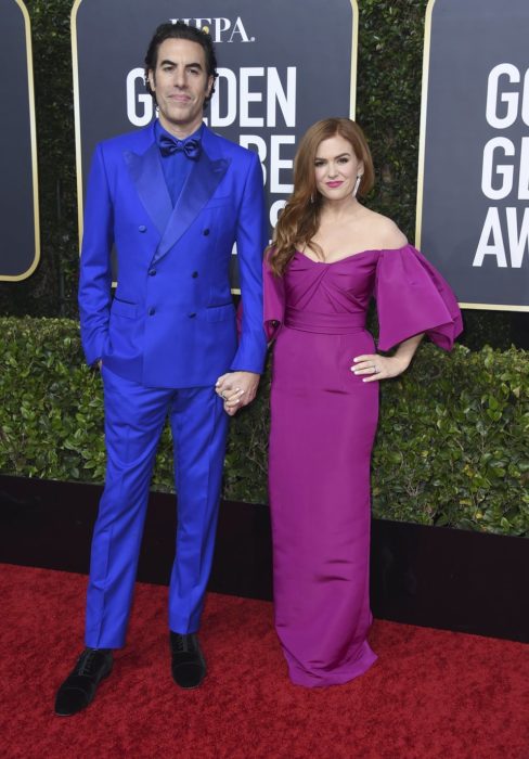 Sacha Baron Cohen e Isla Fisher tomados de las manos durante los Globos de Oro 2020