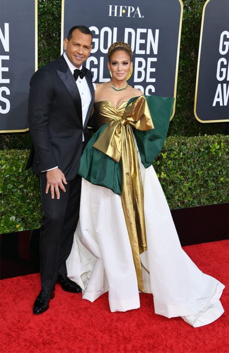 Alex Rodriguez y Jennifer Lopez abrazados durante los Globos de Oro 2020