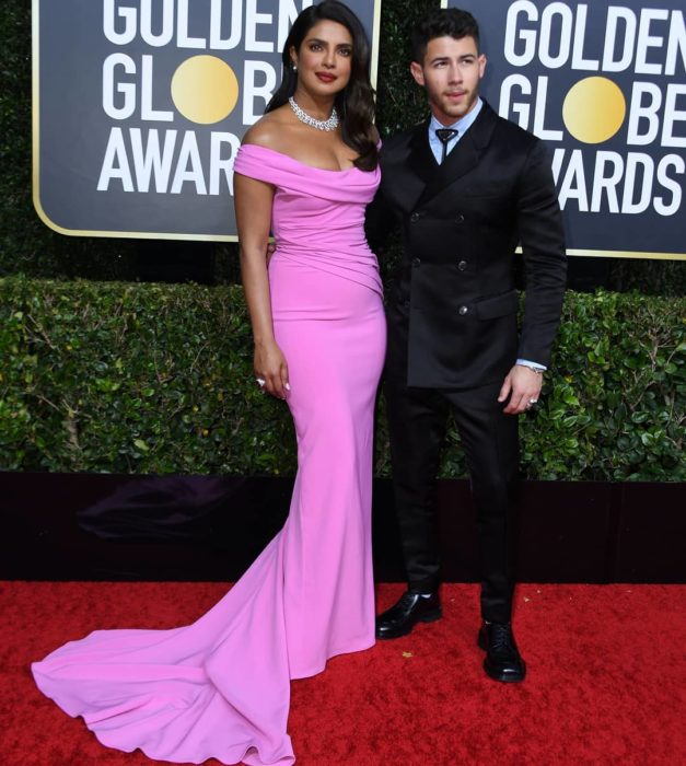 Priyanka Chopra y Nick Jonas abrazados durante los Globos de Oro 2020