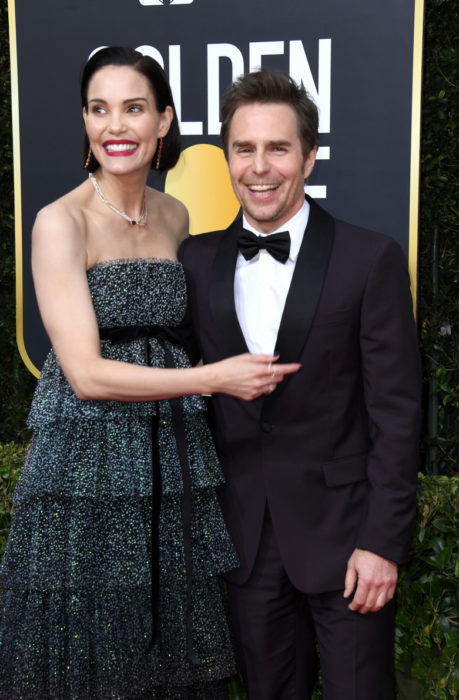 Sam Rockwell y Leslie Bibb abrazados en los Globos de Oro 2020