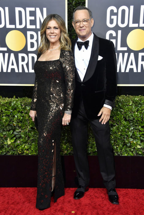 Tom Hanks y Rita Wilson abrazados en los Globos de Oro 2020