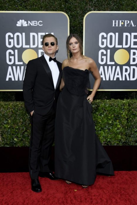 Taron Egerton y Emily Thomas abrazados durante los Globos de Oro 2020