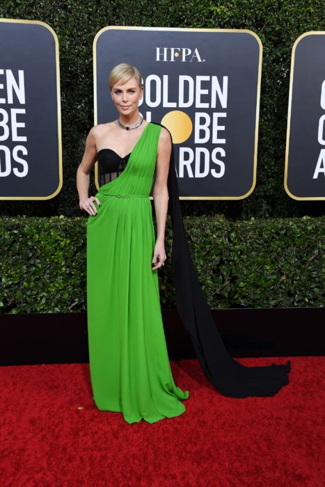Charlize Theron llevando un vestido verde en la alfombra de los Golden Globes 2020