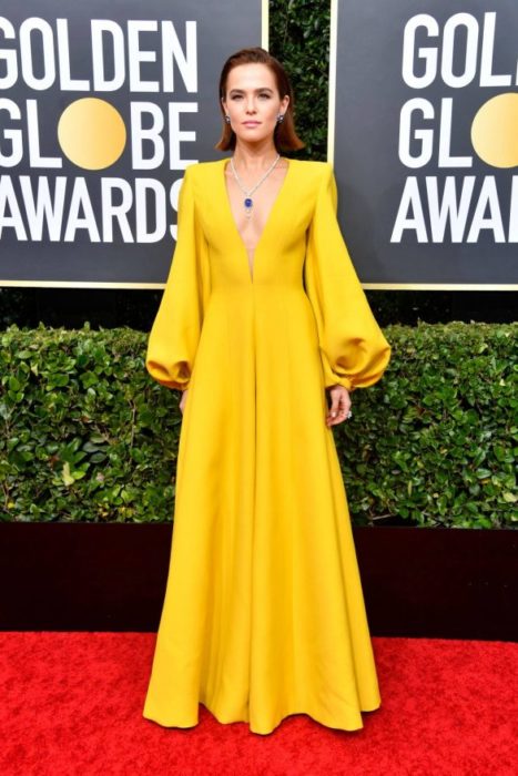 Zoey Deutch con un vestido amarillo en la alfombra roja de los Golden Globes 2020