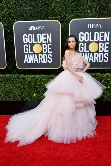 Sofía Carson con un vestido rosa pastel de encaje en la alfombra roja de los Golden Globes 2020