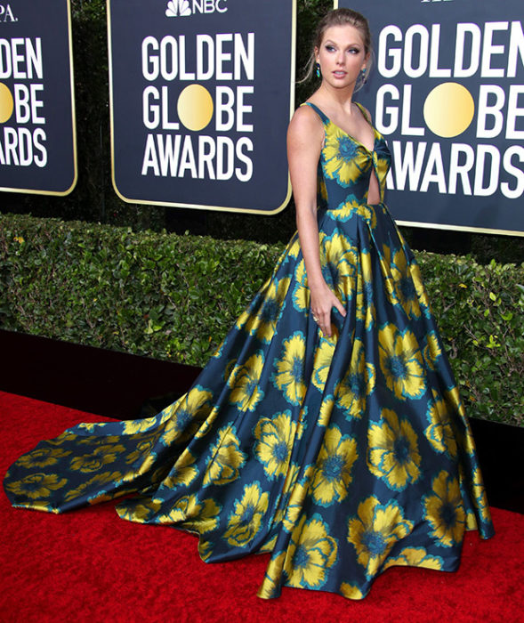 Taylor Swift con un vestido verde y azul en la alfombra roja de los Golden Globes 2020