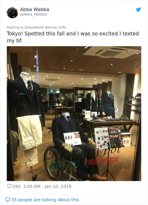 Tienda en Tokio exhibiendo maniquíes en sillas de ruedas