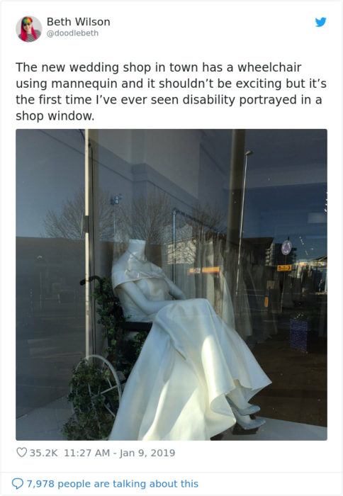 Publicación de usuaria de Twitter mostrando un maniquí en silla de ruedas