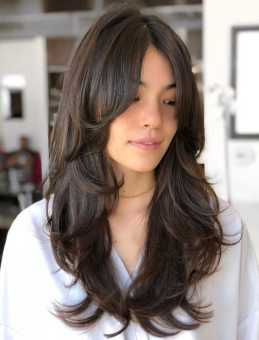 Mujer con cabello en capas desordenadas hasta los hombros