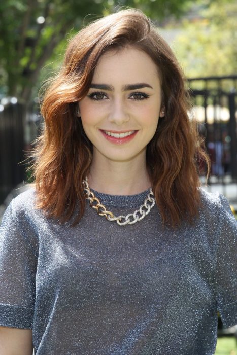 Lily Collins con cabello ondulado hasta los hombros