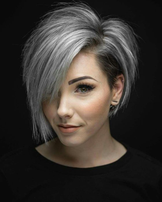 Mujer con cabello pixie asimétrico y color platino
