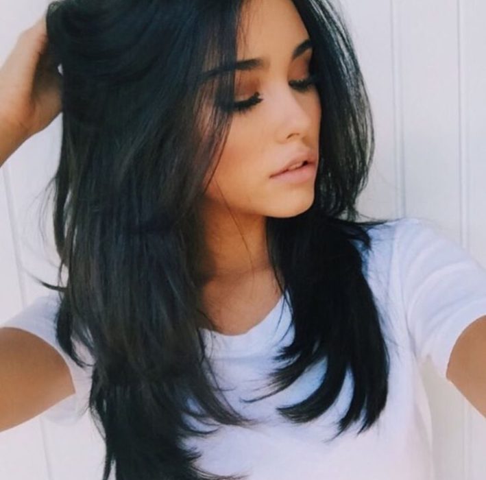 Mujer con cabello largo y degrafilado