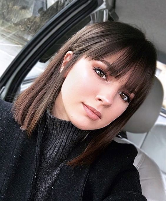 Mujer con un corte medio y flequillo