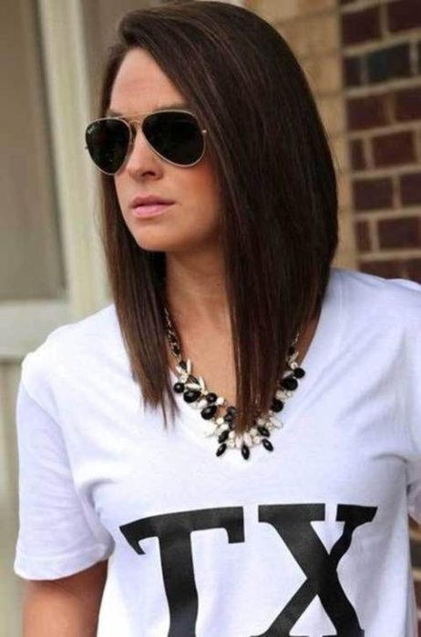Mujer con cabello asimétrico en estilo bob
