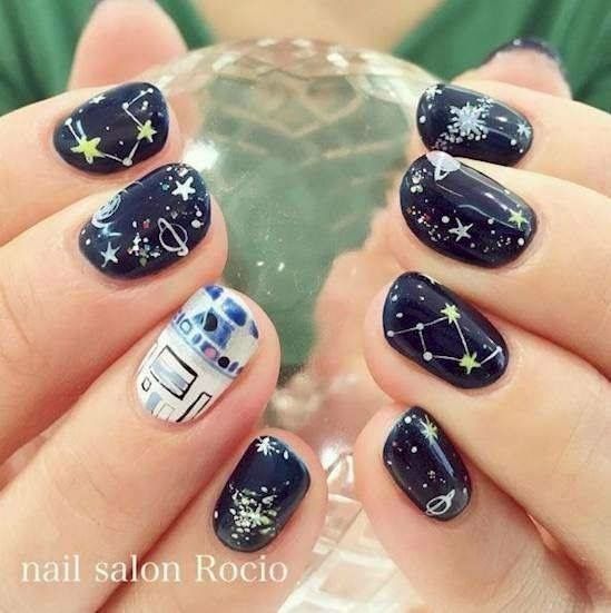 Uñas en azul con diseño de planetas y 2rd2