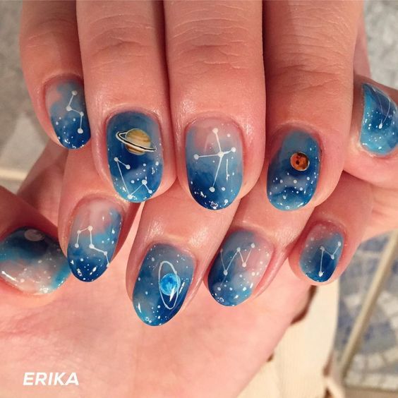 Uñas en azul con efecto cristal