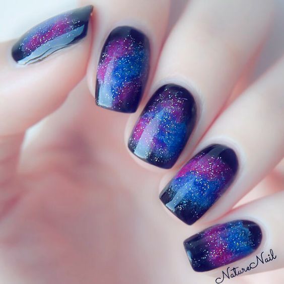 Uñas en morado y azul efecto galaxia
