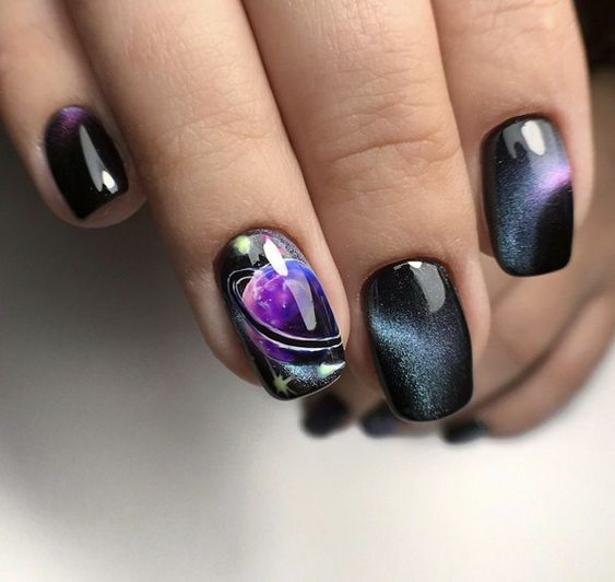Uñas en negro con sticker de saturno efecto galaxia